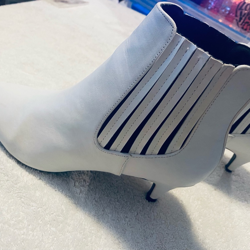 Brand New Pure White Ankle Boots By QUPID - Size 9 1/2 - Heel Height 2” - box 21 - Picture 2 of 7